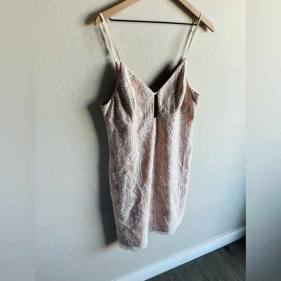 Lulu’s White & Beige Woman’s Lace Bodycon Dress Size XL NWOT - Picture 4 of 9
